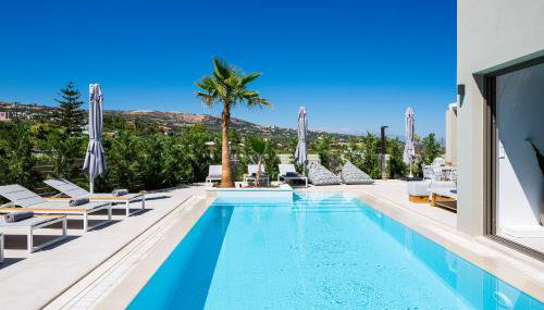 Vasilios Villa, with Pool, Gym & Close to Beach, By ThinkVilla - Foto 1