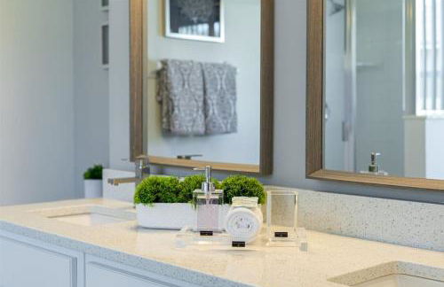 580 - Stunning Renovated Home with Large East Facing Pool Deck Overlooking Preservation Area and Games Room - Foto 34