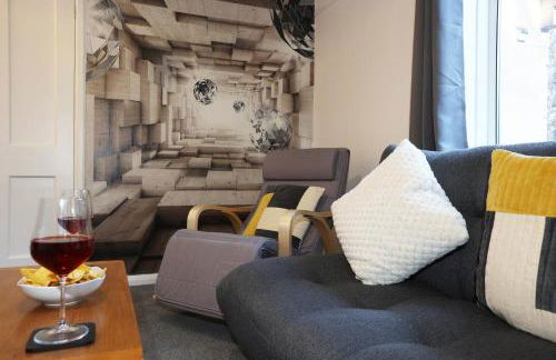 Highfield House by N and N Stays, Perfect for Contractor and Corporate Stays 2 Bed House with Free on street Parking - Photo 16