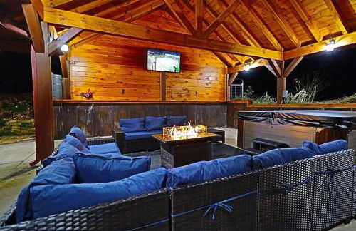 Luxury Cabin with Heated Pool, Hot-Tub & Deluxe Outdoors - Photo 14