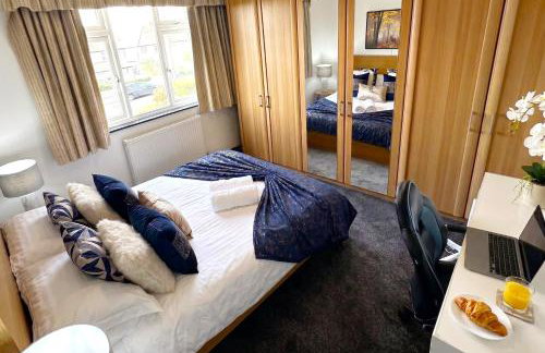 Green Haven Villa - 4BR Spacious House with Hot tub, Ample Parking, Air Condition, WIFI, Netflix, Patio & Garden - Foto 13