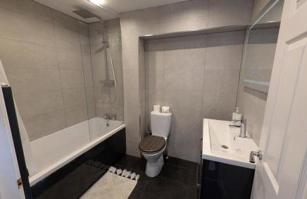 Large Modern House With Private Parking - Photo 54