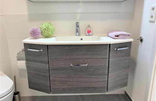 Top Modernes 1-Zimmer-Apartment mit Küche, Parkplatz, kostenfreiem WLAN und Netflix - Foto 10