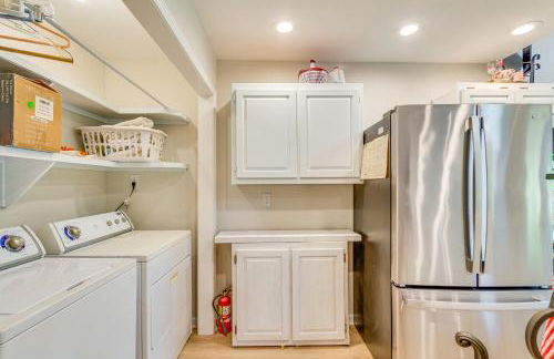 Lakefront Retreat with Multi-Level Deck and Dock! - Foto 10