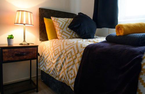 Located in the peaceful NG8 Wollaton , Perfect for Business Trips & Family Holidays or working proffesionals-long term deals, M1 Nearby , Free Parking , Private Garden , 500Mb Wi-Fi , Netflix - Foto 42