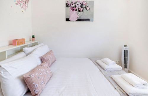 Luxury 5 BDR 2 BA House with Parking in Sandhurst By 360Stays - Photo 66