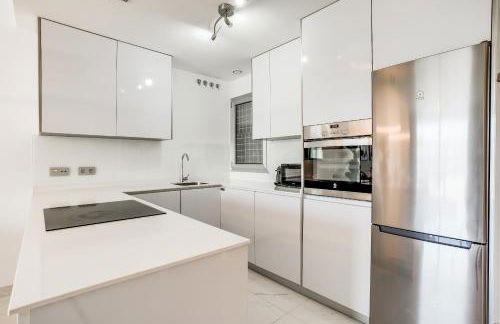 Bel Air Estepona - Modern 2BR Apartment With Terrace, Pool and Close To The Beach - Photo 11