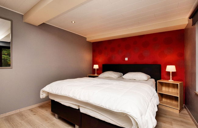 Modern Family Home With Wellness - Photo 5