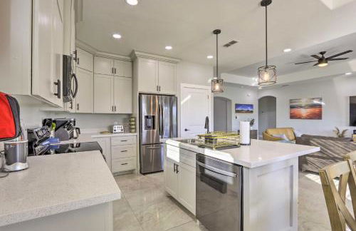 Stunning Laguna Vista Retreat with Pool and Grill - Foto 5