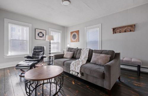 Stylish First Floor Apartment w Private Front Porch - Photo 2