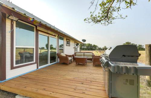 Remodeled Farmhouse on 18 Acres 8 Mi to Elgin! - Foto 20