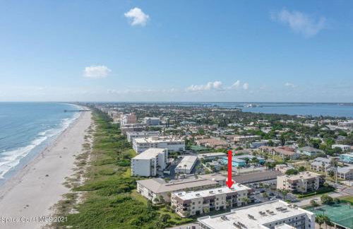 Coastal 2BR Oceanfront Escape, Steps from Sand & Pool - Foto 13