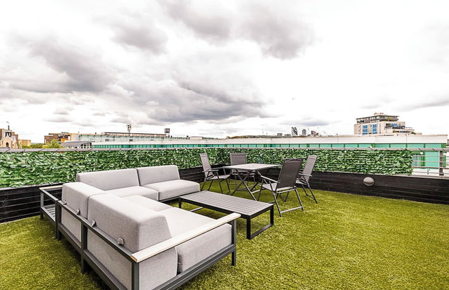 Modern Haven With Terrace View & Urban Charm - Foto 25