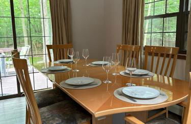 Pocono Hideout Family Home with Hot Tub Deck Sunroom Pool Big Bass Lake Larsen Lake Gouldsboro Clifton Township - Foto 26