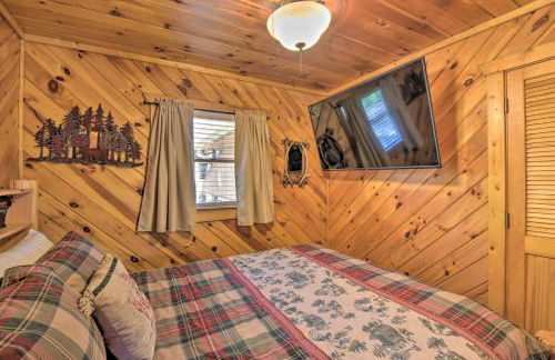 Helen Cabin with Deck and Hot Tub Less Than half Mi to Main St - Foto 11