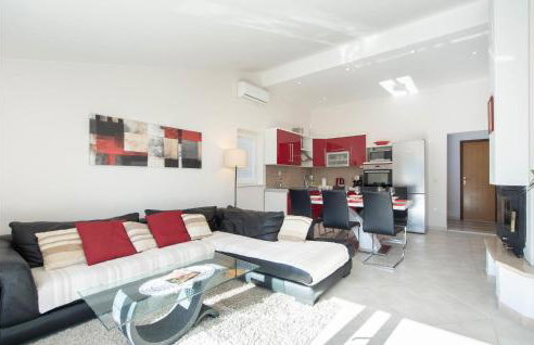 Three-Bedroom Apartment In Ostrvica - Photo 2