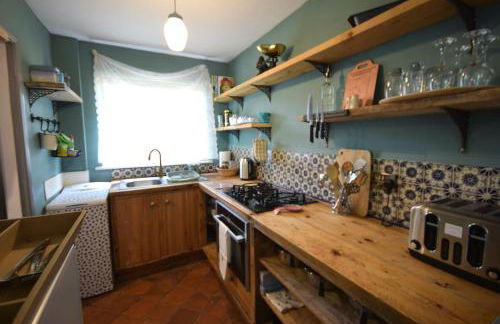 Stylish 1BR Retreat with Garden and Rustic Kitchen - Foto 13