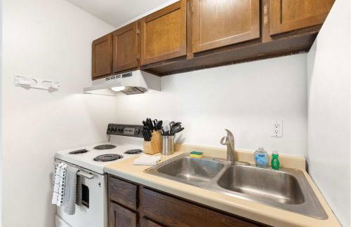 Workspace with Desk & Walkable to hospital & campus - Photo 13