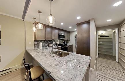 Slopeside & Spacious Home WITH Parking - Foto 10