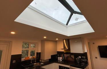 CozyNest 2BR Modern Property with Parking - Foto 21