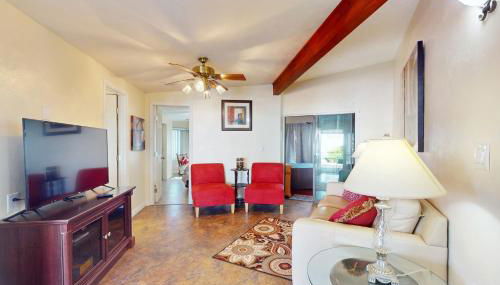 Pools and Pickleball! Dog-Friendly Home in Surprise - Foto 4