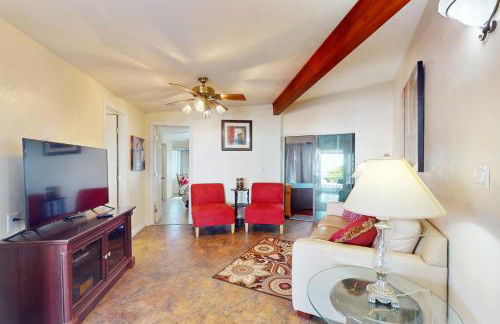 Pools and Pickleball! Dog-Friendly Home in Surprise - Foto 4