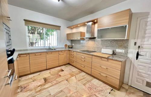 Beautiful Villa With Pool Scenic Views Sleeps 8 - Photo 27