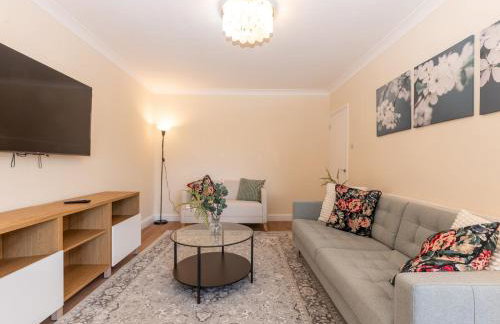 Pass the Keys Stunning Spacious Chessington Gem with Parking - Photo 7