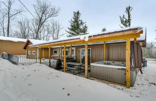 Home Theater and Hot Tub! Home Near Higgins Lake - Foto 1