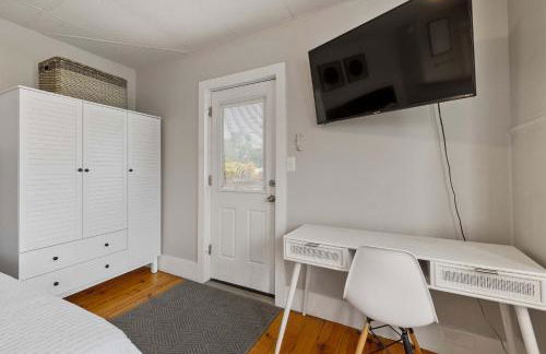 Sleek & Bright 1st Flr Studio Short -Midterm Stays - Photo 3