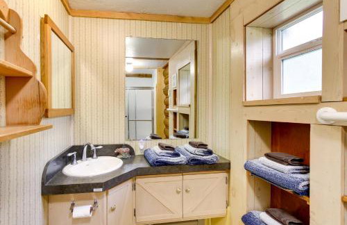 Creekside Silver Gate Getaway with Fireplace! - Foto 19