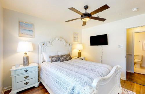 Poolside Bliss! Christian Pass Family Home with Yard - Foto 16