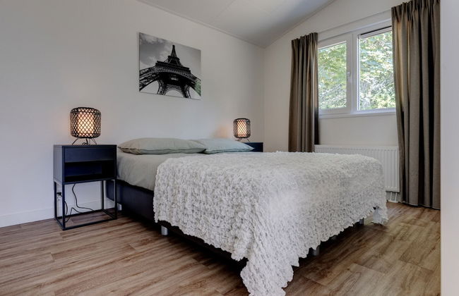 Chalet by Pond in Eindhoven Holiday Park - Photo 7