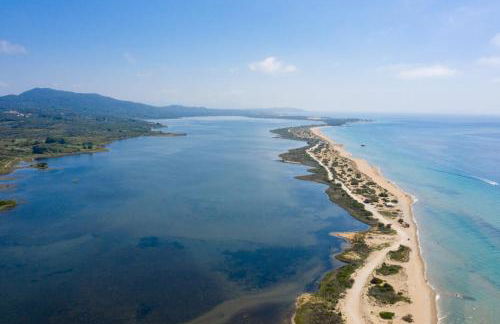 Seafront Villa Nafsika - Private Heated infinity Pool - Direct access to the beach - Play area - Foto 40