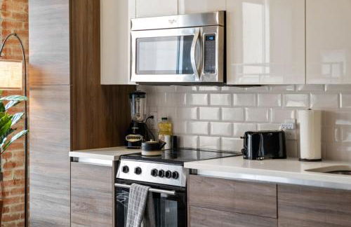 Beautiful Downtown Apartment with Pool, Laundry, Parking - Foto 17