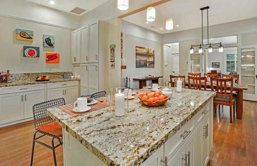 Downtown Villa by Paradise Retreats - Photo 8