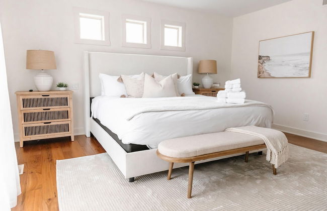 Private Luxury Oasis w Pool HT Parking - Photo 39