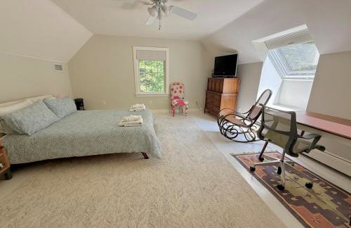 Beautiful House in the Woods, Huge Yard, Hot Tub - Foto 28