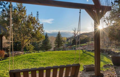 Luxe Artful Mountain Retreat with 4 King Suites, 8 Person Hot Tub and 3 Decks - Foto 30