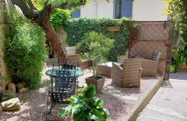 Le Logis des Remparts à l'intérieur de la Cité médiévale, Jardin privé, Parking inclus - Foto 6