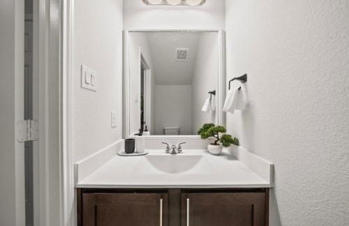 Luxurious 4 Bed Duplex Getaway! - Photo 25