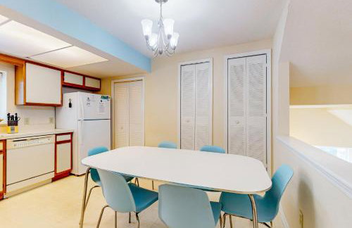 Ocean-view townhome with balcony & W/D - walk to beach - dog-friendly - Foto 7