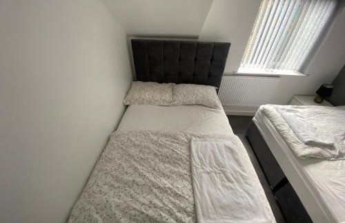 3- Bedroom House -Private Parking - contractors welcome- 2 Min M62 - Foto 15