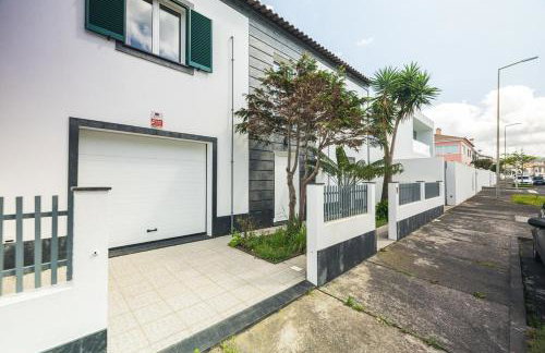 Modern 3BR Home, AC in All Rooms, Walk to 2 Beaches, Private Patio, Washer & Dryer - Photo 32