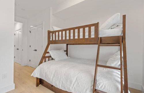 Capitol View 2 DC Townhouse Condo with Private Backyard and Garage Parking - Foto 17