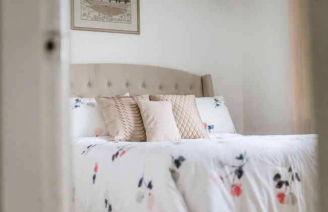 Gorgeous Bungalow With a Backyard Deck - Photo 37