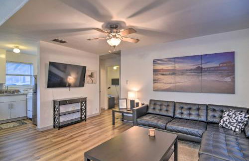 Sun-Soaked Coastal Hideaway - Steps to Beach! - Foto 1