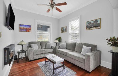 Hot tub- 80's Arcade- Pool table- Historic Downtown- 7 car parking - Foto 20