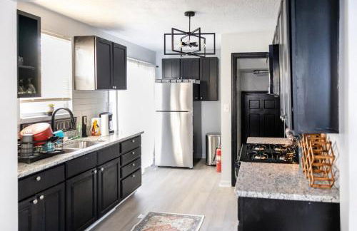 Euclid Near Lake Erie Cleveland king bed - Foto 32