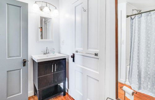 Torch Lake Getaway with Private Beach and Boat Dock! - Foto 12